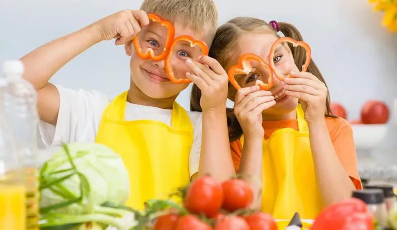 بهترین تغذیه کودکان: مواد غذایی ضروری برای رشد سالم آن‌ها